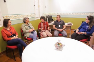 Reunião aborda arte em cartaz de campanha contra a violência à mulher