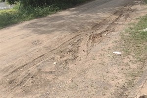 Via do Jardim Itaiçaba, em Artemis, recebe cascalho