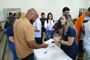 Vereador discute formação profissional em feira de empregabilidade