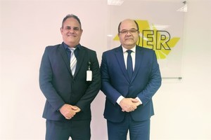 Vereador entrega moção de apelo para pavimentação asfáltica de vias