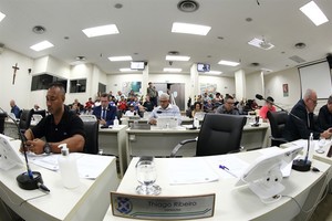 Câmara aprova votos de congratulações a padre e igrejas evangélicas