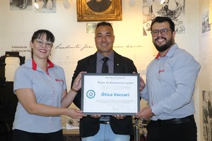 Voto de congratulações homenageia ótica por atuação na cidade 