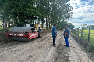 Estrada rural passa por manutenção