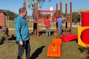 Vereador acompanha instalação de parquinho infantil em Artemis