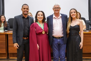 Jornalista Luciana Paula recebe Medalha de Mérito Legislativo