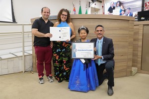 Vereador homenageia vencedora do Miss Mirim Piracicaba