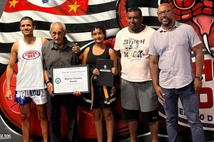 Vereador entrega voto de congratulações para alunos de academia