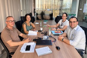 Vereadora pauta habitação de interesse social e específico em reunião