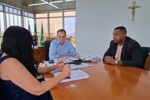 Vereador debate melhorias para escola estadual com prefeito e diretora