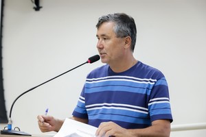 Vereador solicita melhorias em praças do bairro Água Branca