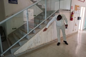 Vereador identifica problemas estruturais em visita à Biblioteca