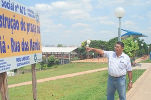 Vereador confere satisfação de comunidade na construção de praça com área de lazer, no Jupiá