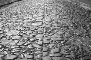 Carregamento de pedregulhos destinado às ruas da cidade