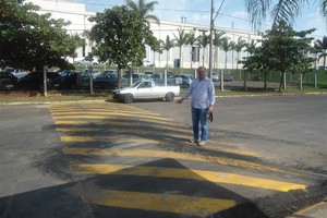 Unileste: Semuttran instala lombada na rua Antônio Borja Medina