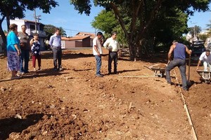 Moradores do Água Branca  comemoram instalação de academia 