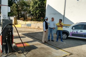 Madalena pede semáforo e acompanha engenheiro da Semuttran em estudo