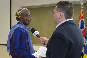 Madalena pede conscientização para que crianças caminhem na calçada