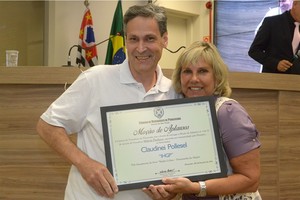 Márcia Pacheco entrega moção de aplausos a Claudinei Pollesel