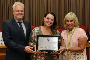Cantora Júlia Simões recebe Título de Cidadã Piracicabana