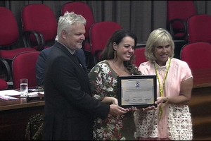 Cantora Júlia Simões recebe Título de Cidadã Piracicabana