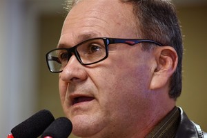 Zé Lopes questiona implantação de corredor de ônibus 