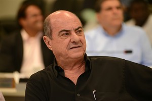 Samaritano cobra asfalto no bairro Dois Córregos