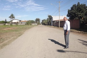 Vereador Luiz Carlos Arruda cobra asfalto no bairro Dois Córregos