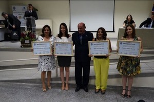 Educadoras da rede municipal são homenageadas em solenidade.