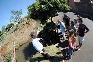 Erosão no córrego Água Branca se agrava após temporal do dia 2