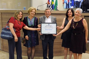 Artistas plásticas do projeto 'Arte Postal' recebem moção de aplausos