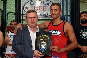 Pedro Cruz entrega moção de aplausos à Chock Dee