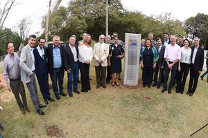 Vereadores acompanham lançamento de selo e inauguração de monumento