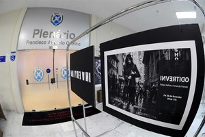 Exposição com fotos em preto e branco busca traduzir o 'sentir-se só'