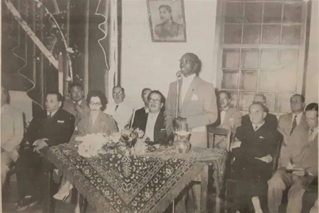 Anástico (em pé) presidiu a Sociedade Treze de Maio durante a construção da sede da entidade