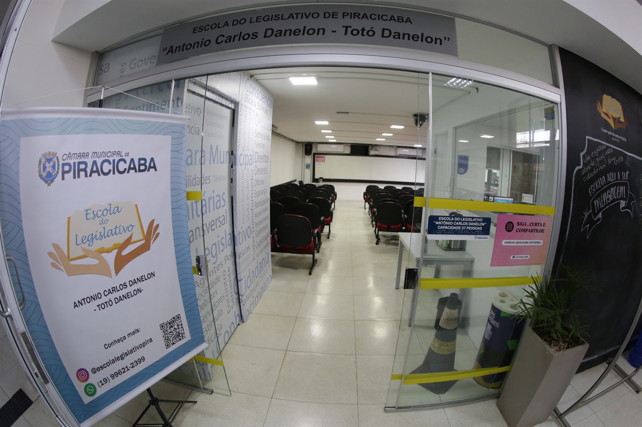 Foram oferecidas pela Escola, neste mês, quatro atividades, além de 02 encontros em parceria com o Instituto Federal (Libras Básico e Intermediário) e 08 turmas no Projeto Conheça o Legislativo