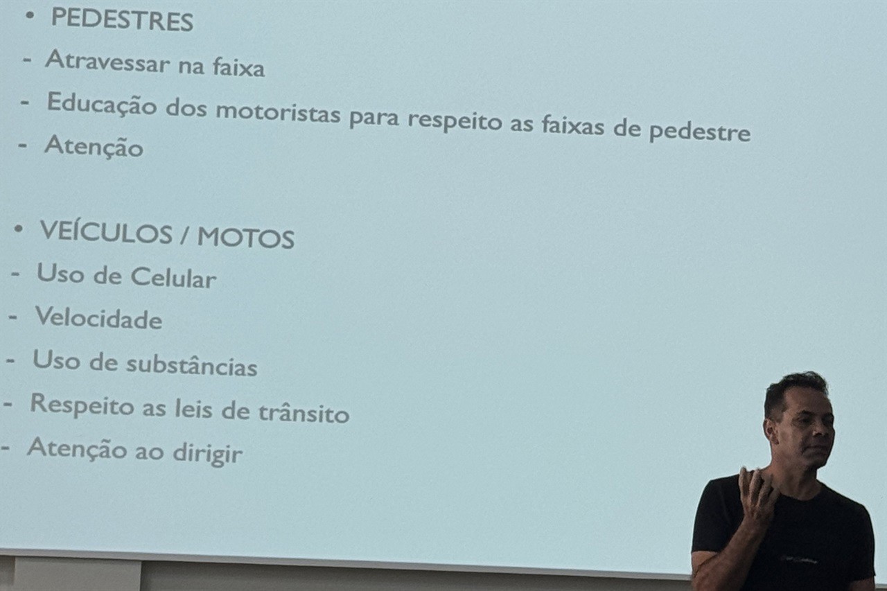 A ação educativa foi promovida pelo Cerest (Centro de Referência em Saúde do Trabalhador) em parceria com o Fórum Permanente de Educação no Trânsito e o Comitê de Trauma