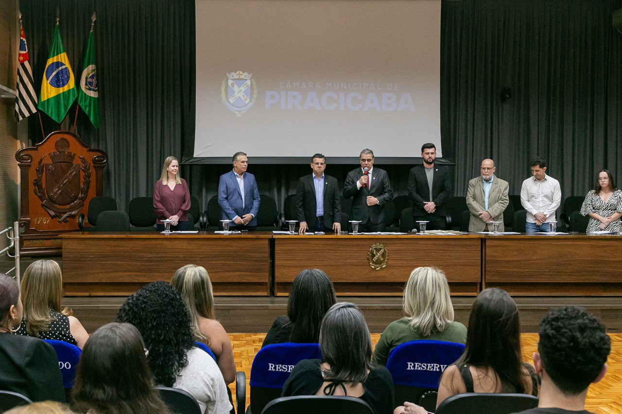 Dedicação dos profissionais da enfermagem foi lembrada durante a solenidade