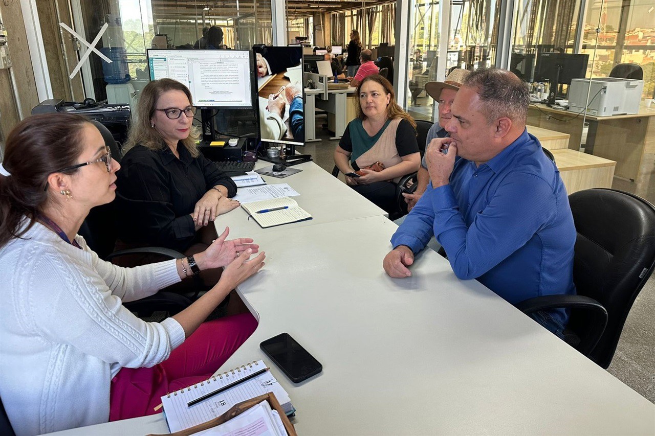 Reunião aconteceu na secretaria municipal de Saúde, na manhã desta terça-feira (20)