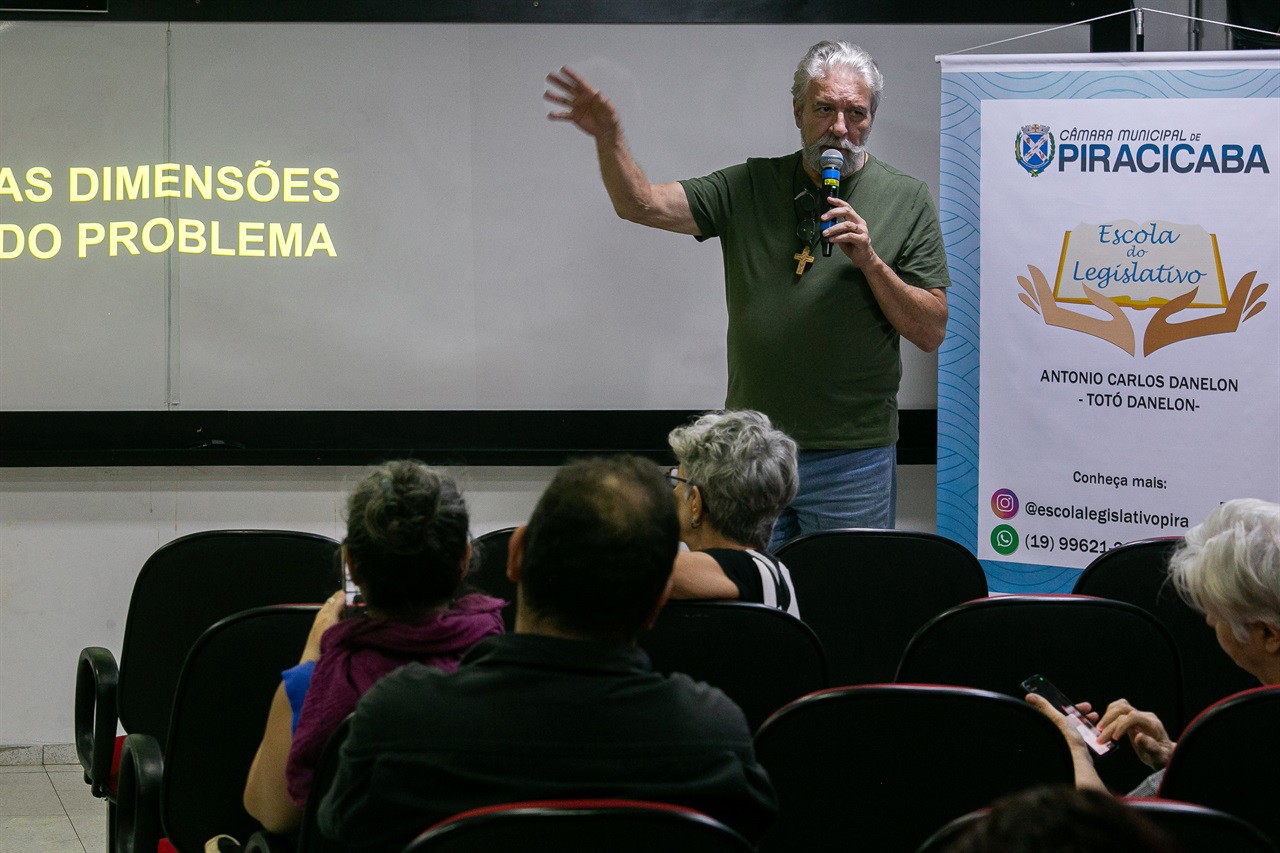 Arquiteto Luis Kehl falou sobre a forma de organização das favelas, a partir da necessidade de proximidade das pessoas por questões de sobrevivência