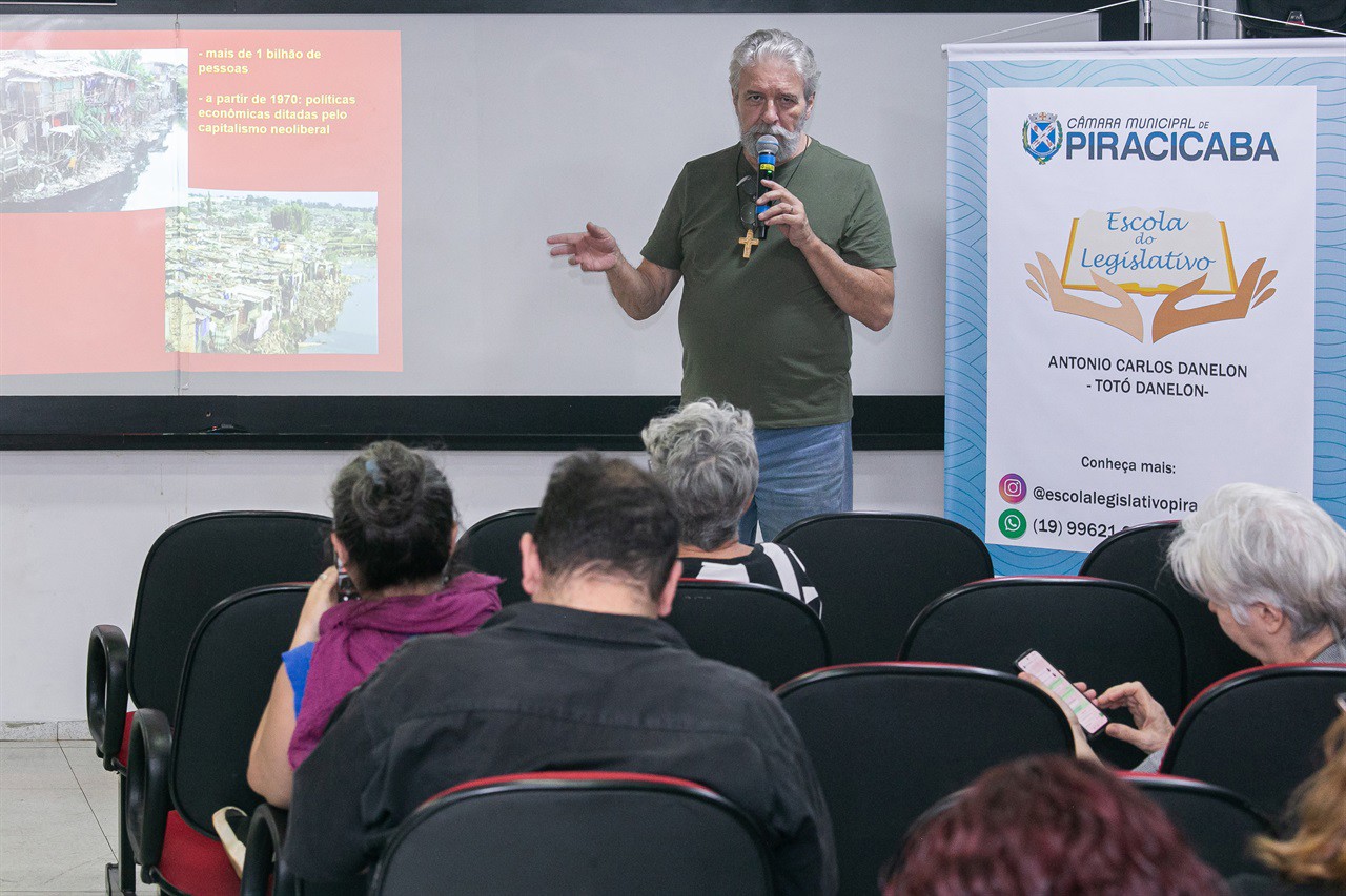 Arquiteto Luis Kehl falou sobre a forma de organização das favelas, a partir da necessidade de proximidade das pessoas por questões de sobrevivência