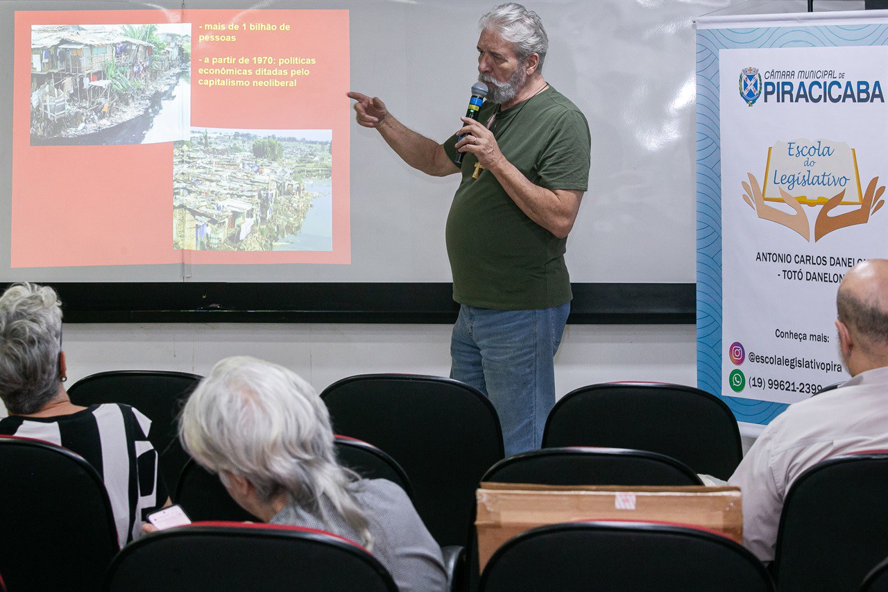 Arquiteto Luis Kehl falou sobre a forma de organização das favelas, a partir da necessidade de proximidade das pessoas por questões de sobrevivência