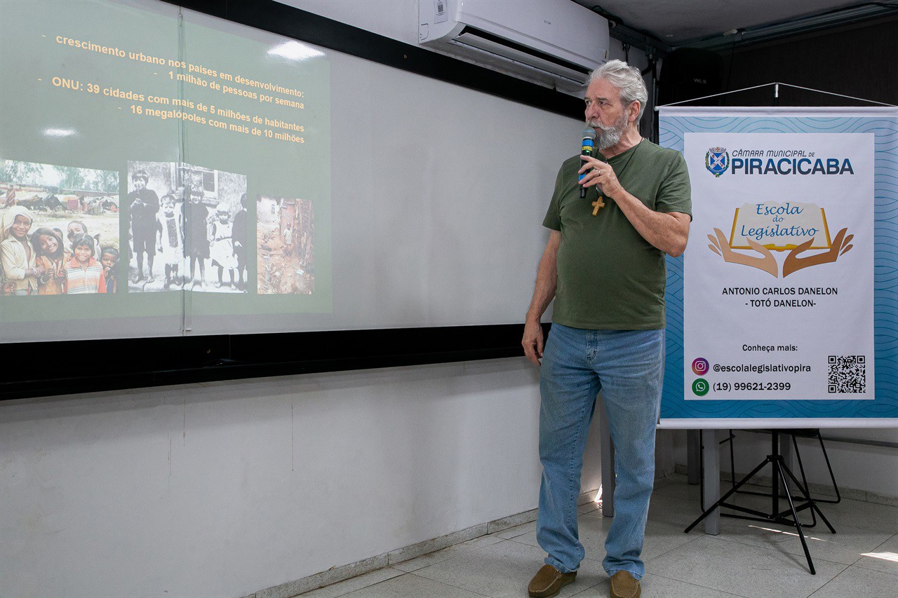 Arquiteto Luis Kehl falou sobre a forma de organização das favelas, a partir da necessidade de proximidade das pessoas por questões de sobrevivência