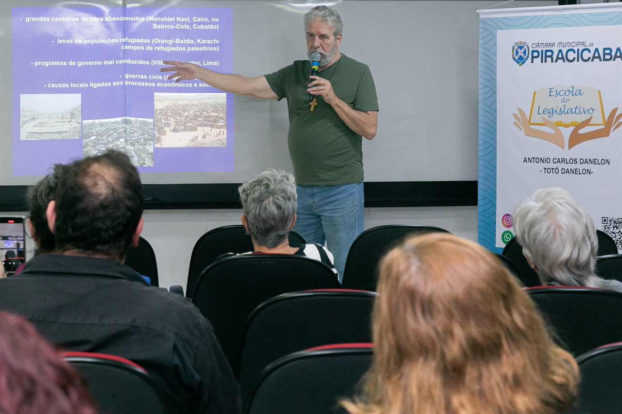 Arquiteto Luis Kehl falou sobre a forma de organização das favelas, a partir da necessidade de proximidade das pessoas por questões de sobrevivência