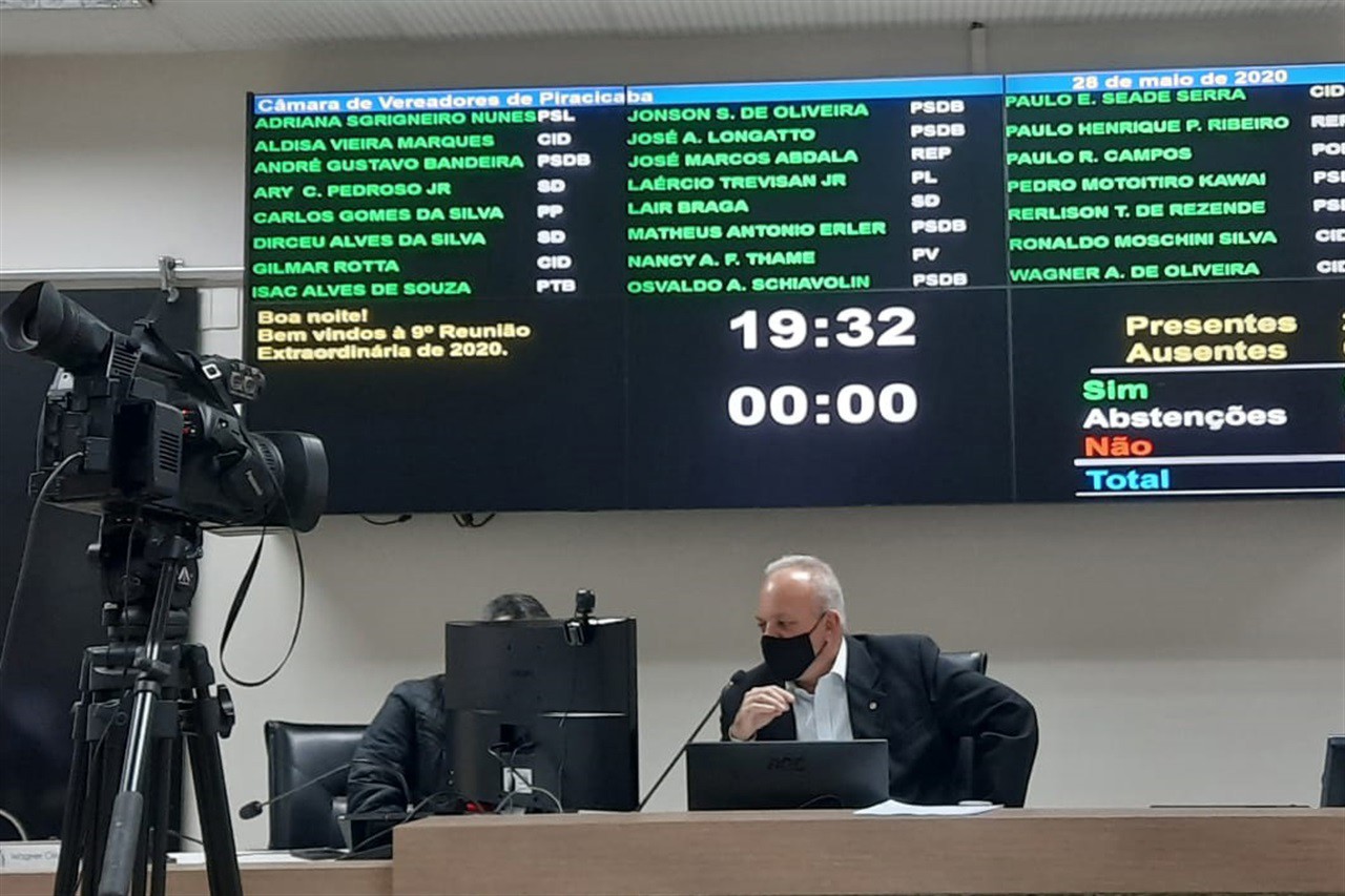 Presidente da Câmara, vereador Gilmar Rotta no plenário para conduzir a reunião remota