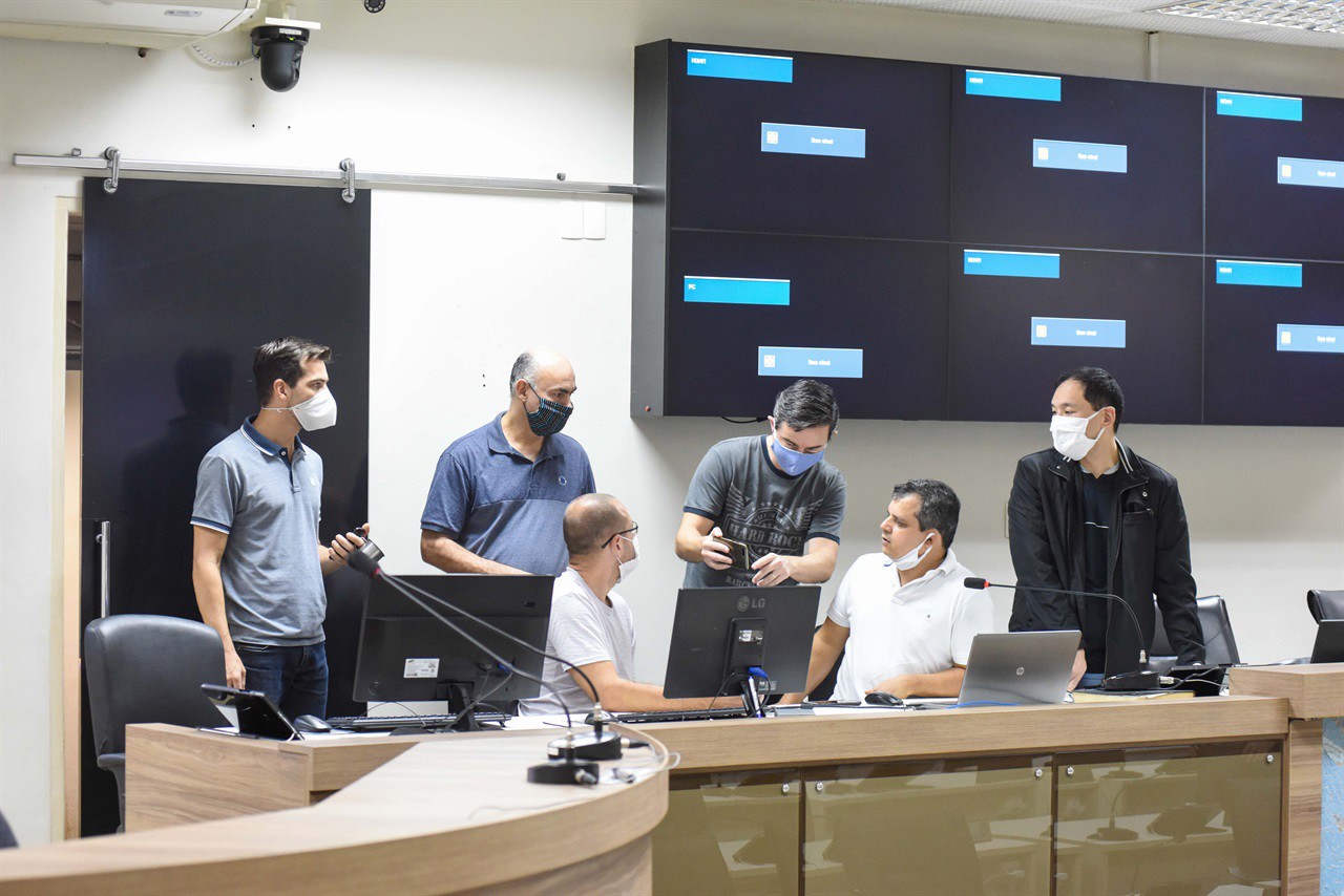 Servidores da Câmara realizando testes de videoconferência para realizar a reunião remota
