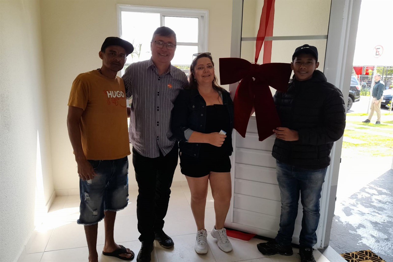 Vida Nova Suíça: vereador confere satisfação de moradores pela casa própria