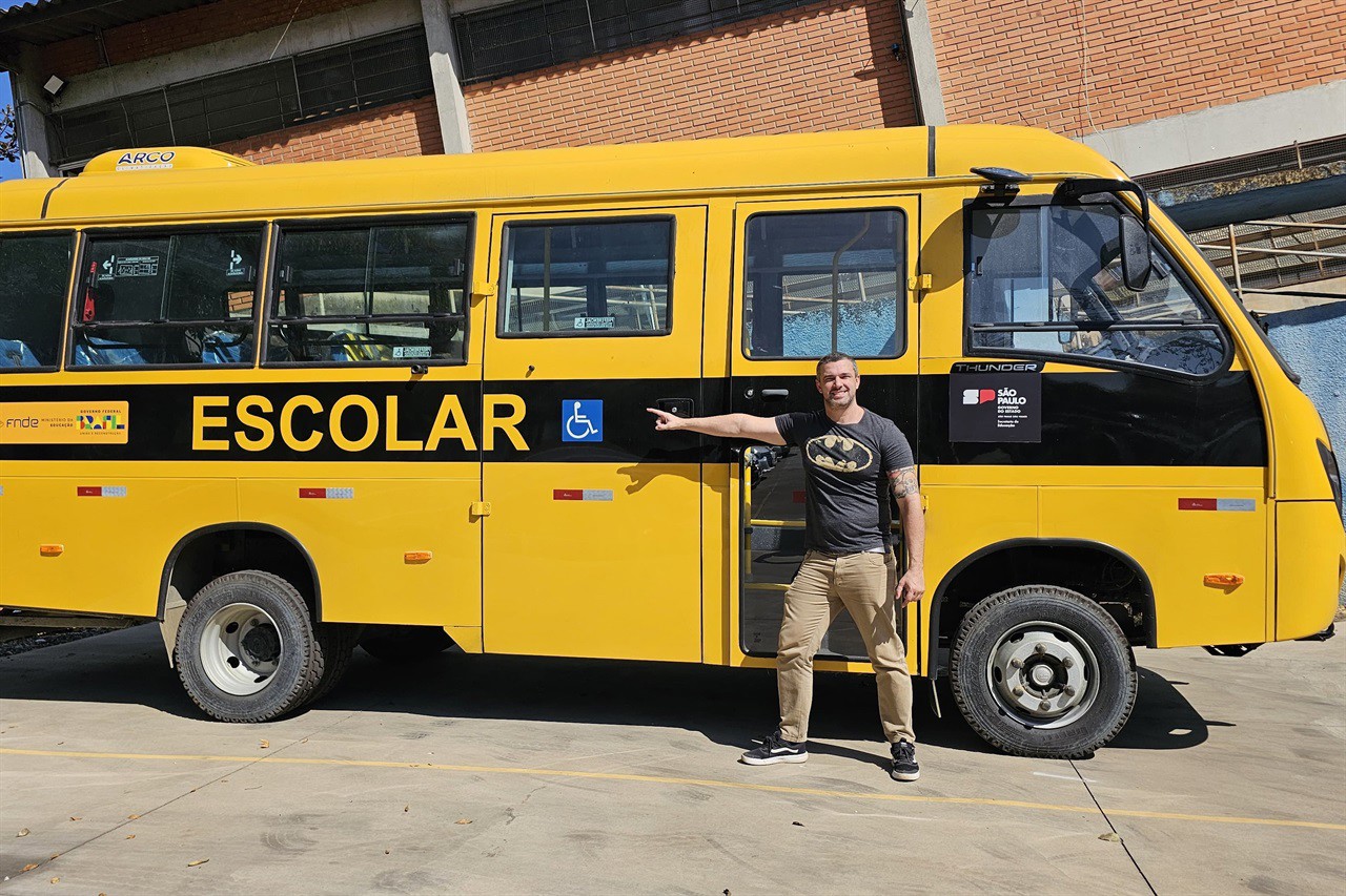 Vereador Renan Paes acompanha entrega de ônibus escolar.