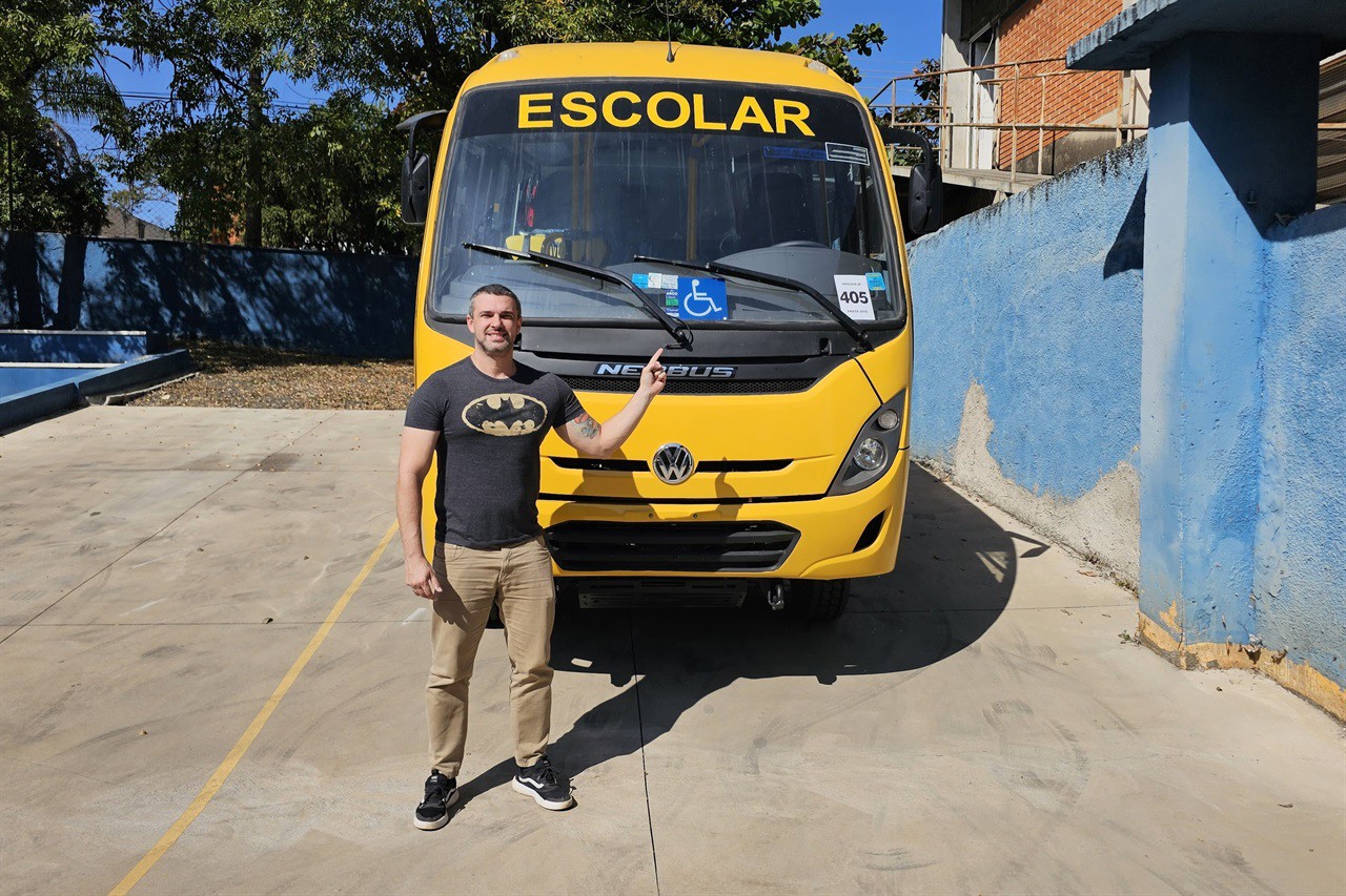 Vereador Renan Paes acompanha entrega de ônibus escolar.