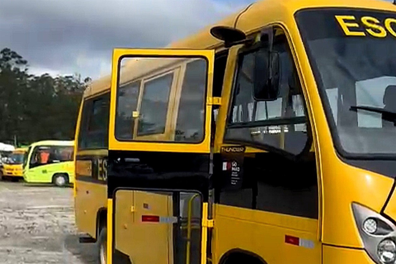 Vereador Renan Paes acompanha entrega de ônibus escolar.