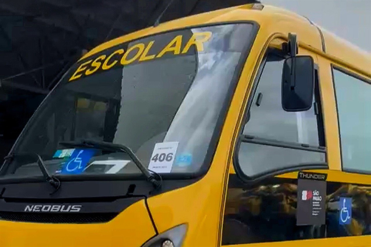 Vereador Renan Paes acompanha entrega de ônibus escolar.